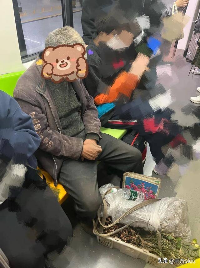 务工大哥坐地铁被邻座骂脏，她挺身而出：“我愿意跟他挨着”