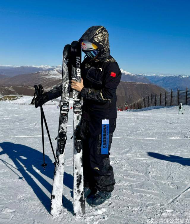 谷爱凌晒22岁庆生照，透露因伤没有训练，此前时隔5个月恢复雪上训练，称因人为事故发生可怕意外