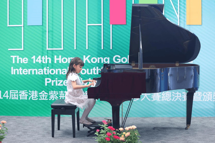 第十四届香港金紫荆国际青少年钢琴大赛临时加设“廖明飞奖学金”，感动全场！